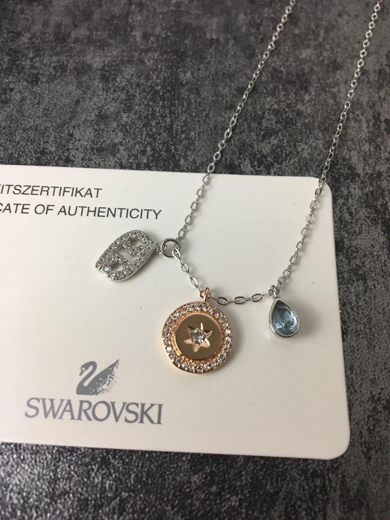 Collar de plata y oro con múltiples charms, pave-set con símbolo del zodíaco 7