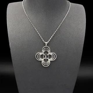 Collier pendentif floral en argent ajouré