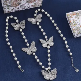 Colliers argentés à pendentif papillon en perles