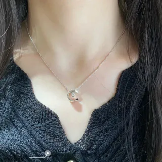Collier avec pendentif en forme de croissant de lune de pierre précieuse en ton argenté