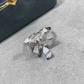 রূপালী স্বচ্ছ ধনুকাকার ব্যাগুয়েট-কাট রিং