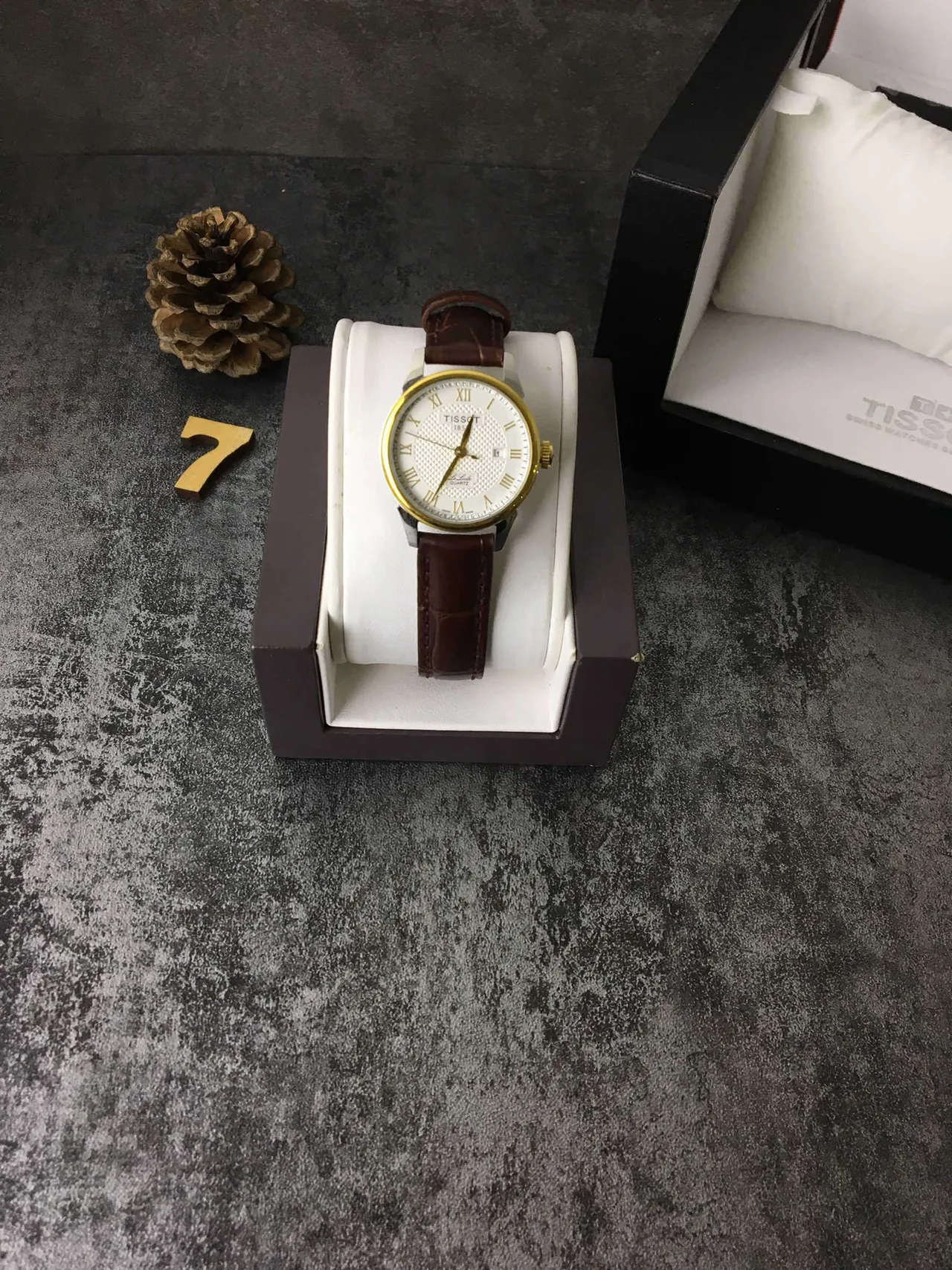 Tissot Le Locle 棕金色表圈 白色吉洛什表盘 石英表 3