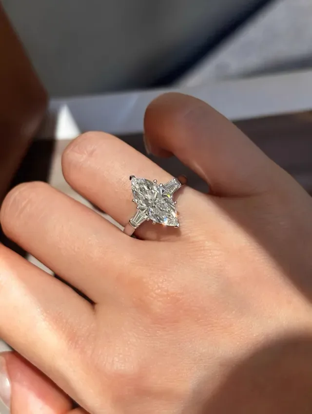 Bague en argent transparente pierre centrale marquise-cut pierres latérales baguette tapered 2
