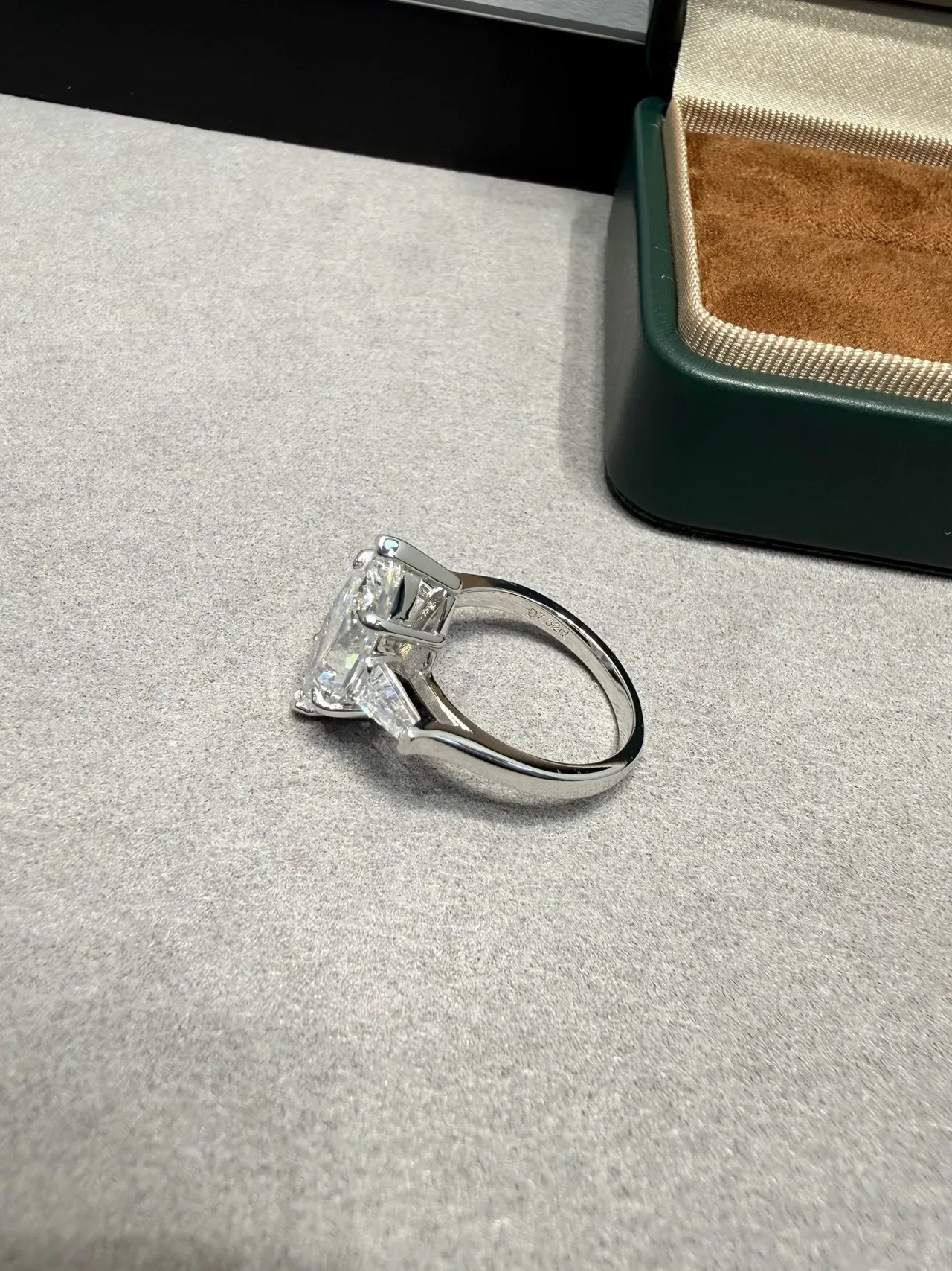 Bague en argent transparente pierre centrale marquise-cut pierres latérales baguette tapered 3
