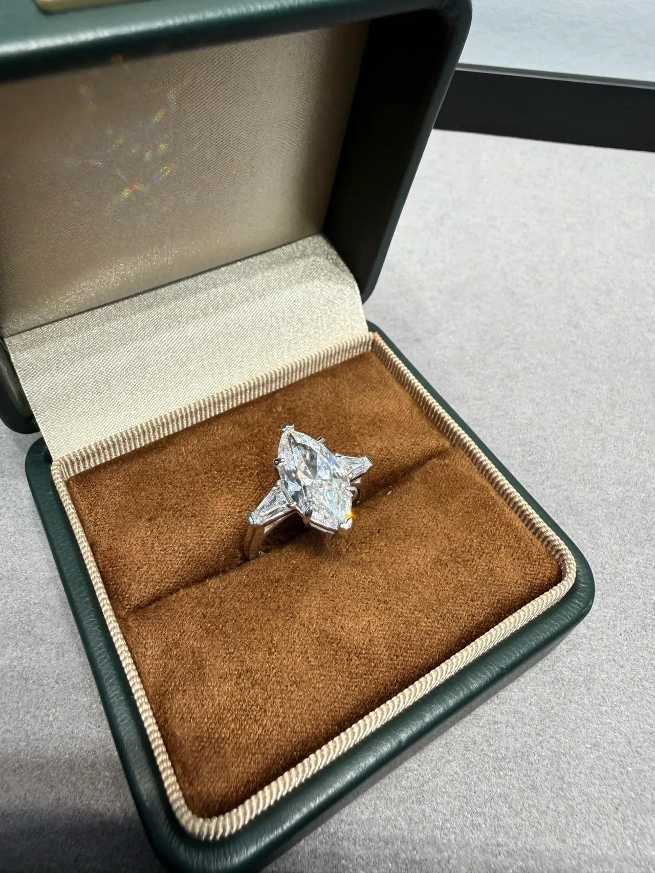 Bague en argent transparente pierre centrale marquise-cut pierres latérales baguette tapered 4