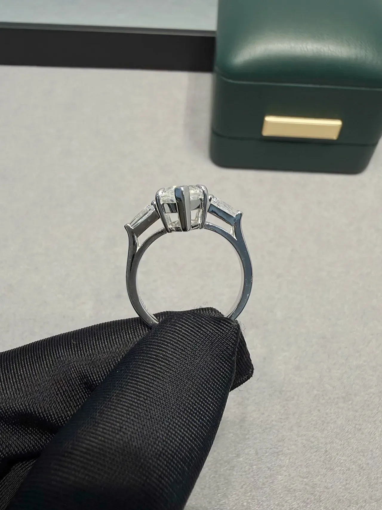 Bague en argent transparente pierre centrale marquise-cut pierres latérales baguette tapered 5