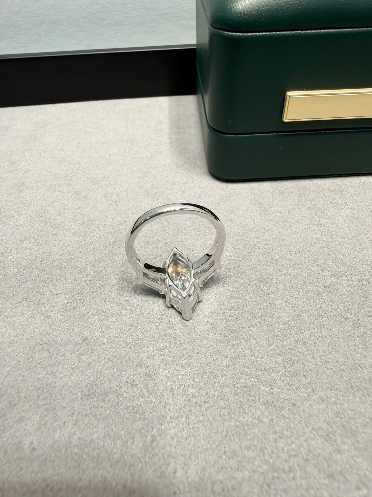 Bague en argent transparente pierre centrale marquise-cut pierres latérales baguette tapered 6