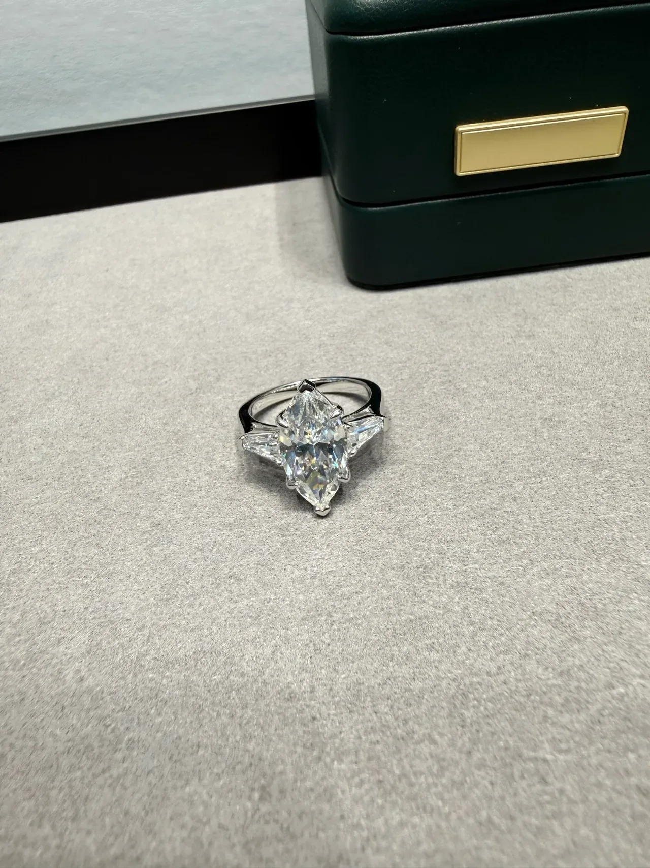 Bague en argent transparente pierre centrale marquise-cut pierres latérales baguette tapered 8