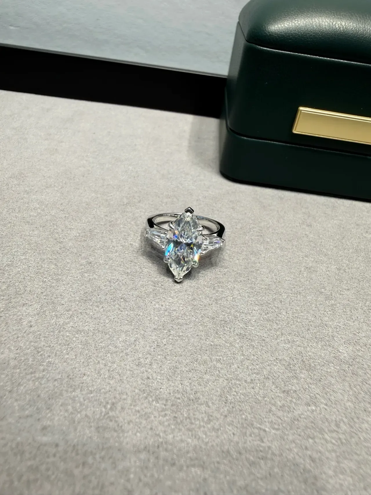 Bague en argent transparente pierre centrale marquise-cut pierres latérales baguette tapered 9