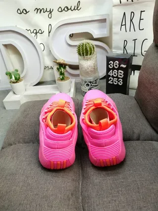 حذاء رياضي أسلوب حياة بنعل وسيط مصمم بلون وردي حيوي وبرتقالي 8