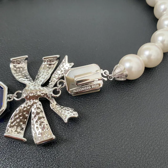 Collier de perles blanches et bleues avec chaîne en argent et motif de nœud en argent 3