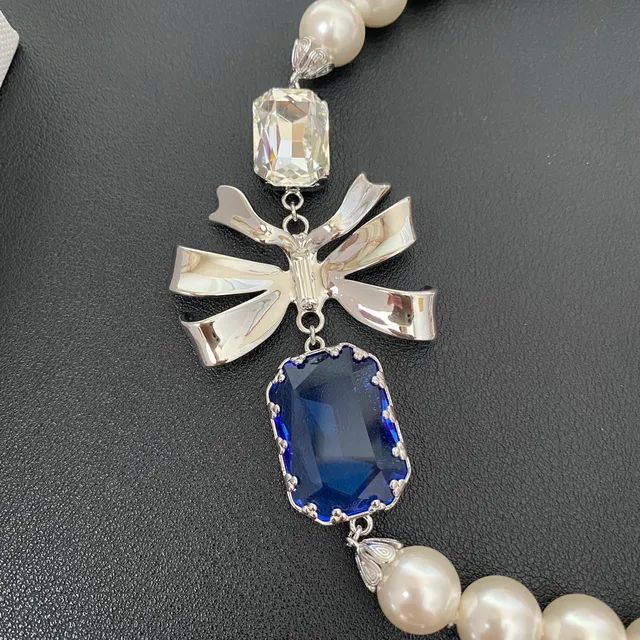 Collier de perles blanches et bleues avec chaîne en argent et motif de nœud en argent 4