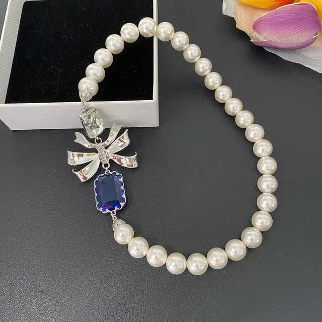 Collier de perles blanches et bleues avec chaîne en argent et motif de nœud en argent 5