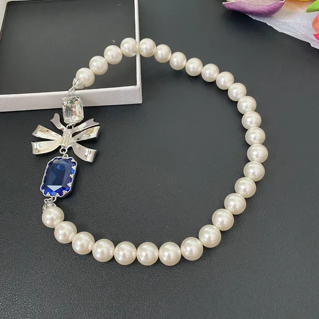 Collier de perles blanches et bleues avec chaîne en argent et motif de nœud en argent 6