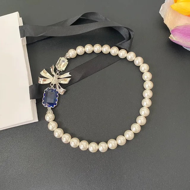 Collier de perles blanches et bleues avec chaîne en argent et motif de nœud en argent 7