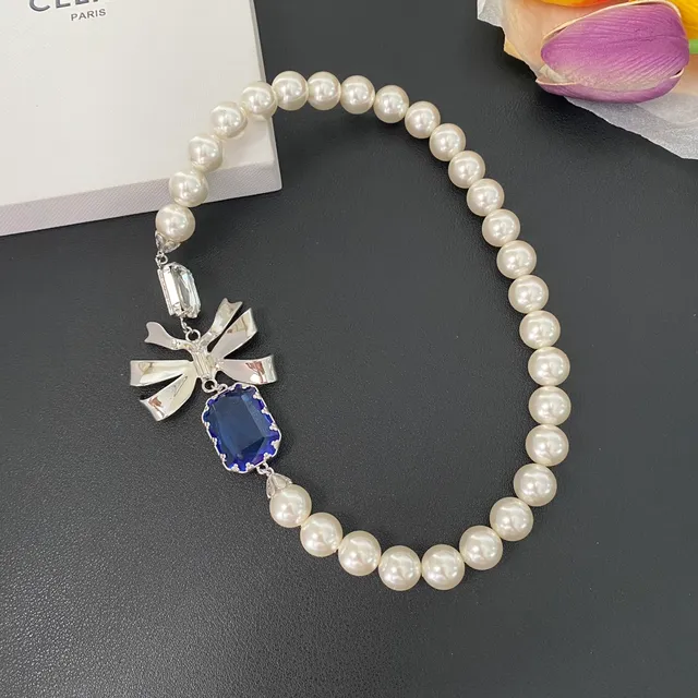Collier de perles blanches et bleues avec chaîne en argent et motif de nœud en argent 8