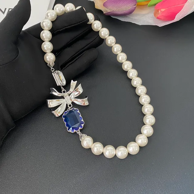 Collier de perles blanches et bleues avec chaîne en argent et motif de nœud en argent 9
