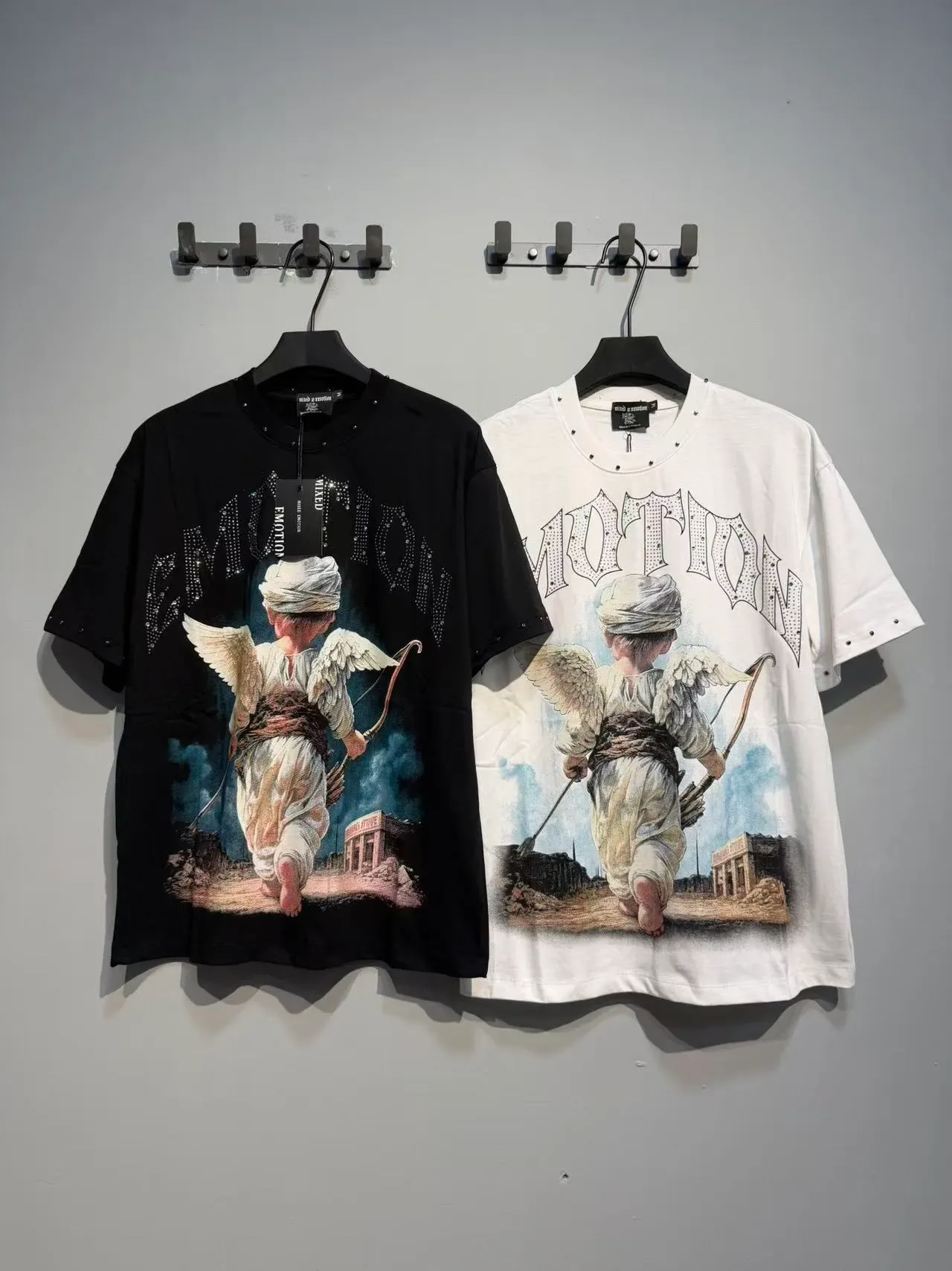 T-shirt oversize blanc imprimé graphique clouté 2