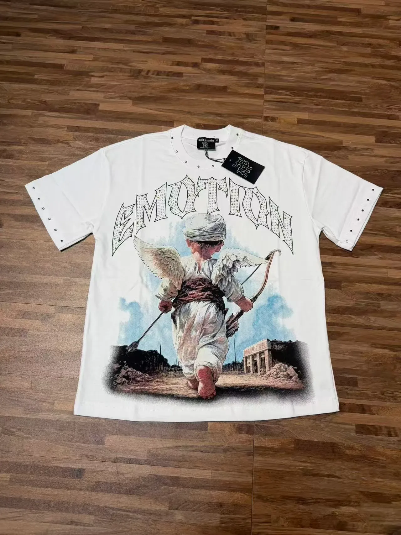 T-shirt oversize blanc imprimé graphique clouté 3