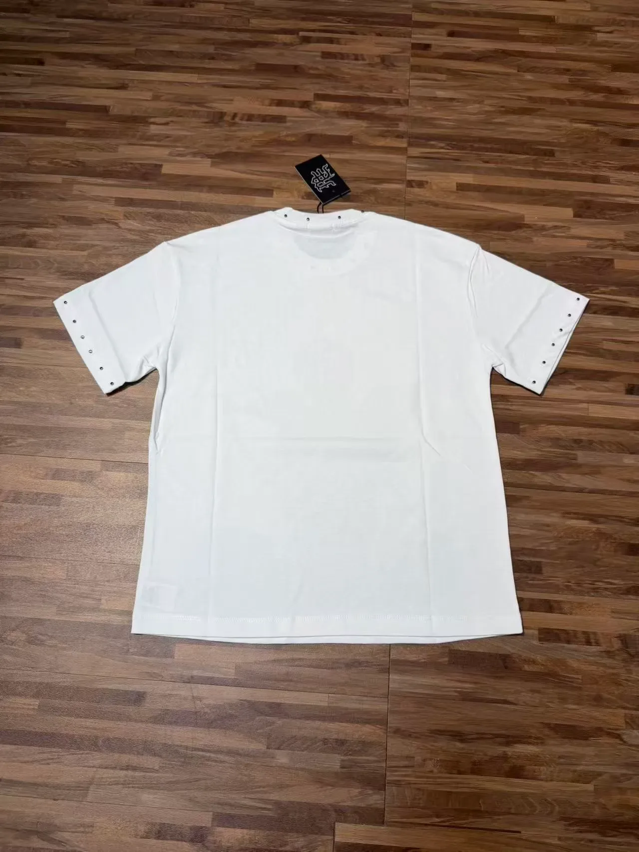T-shirt oversize blanc imprimé graphique clouté 4