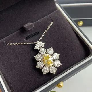 Collier pendentif floral cluster jaune argent avec pierres circundantes en coupe radiante