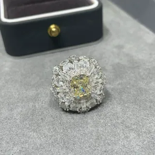 Bague de centre en coupe Cushion-Cut jaune blanc avec halo et cluster