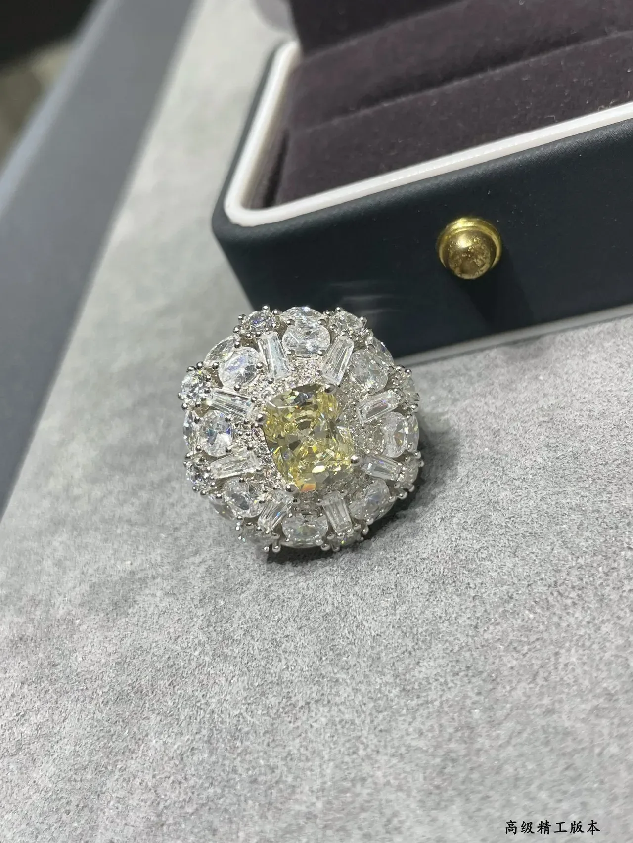 Bague de centre en coupe Cushion-Cut jaune blanc avec halo et cluster 3