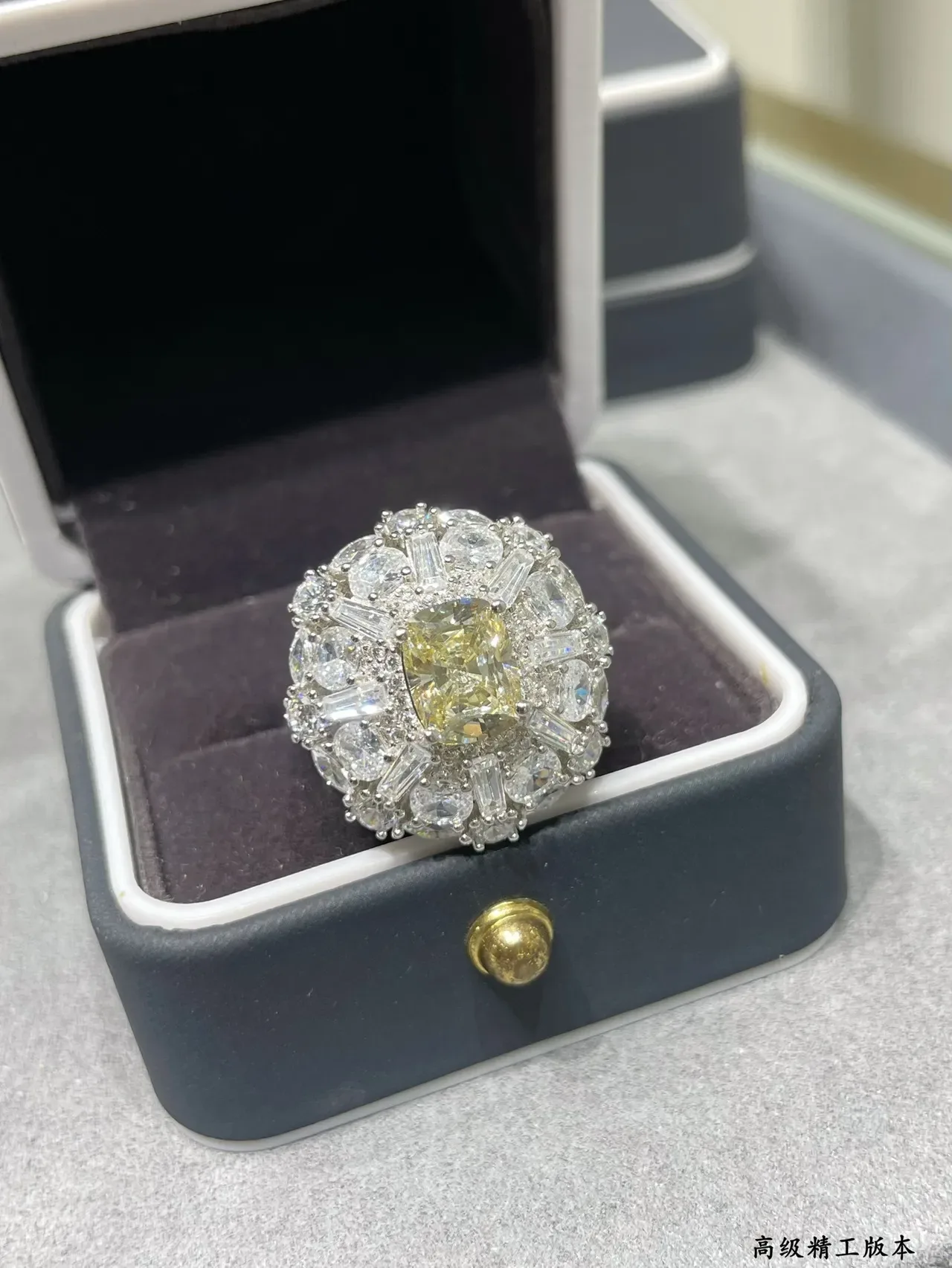 Bague de centre en coupe Cushion-Cut jaune blanc avec halo et cluster 4