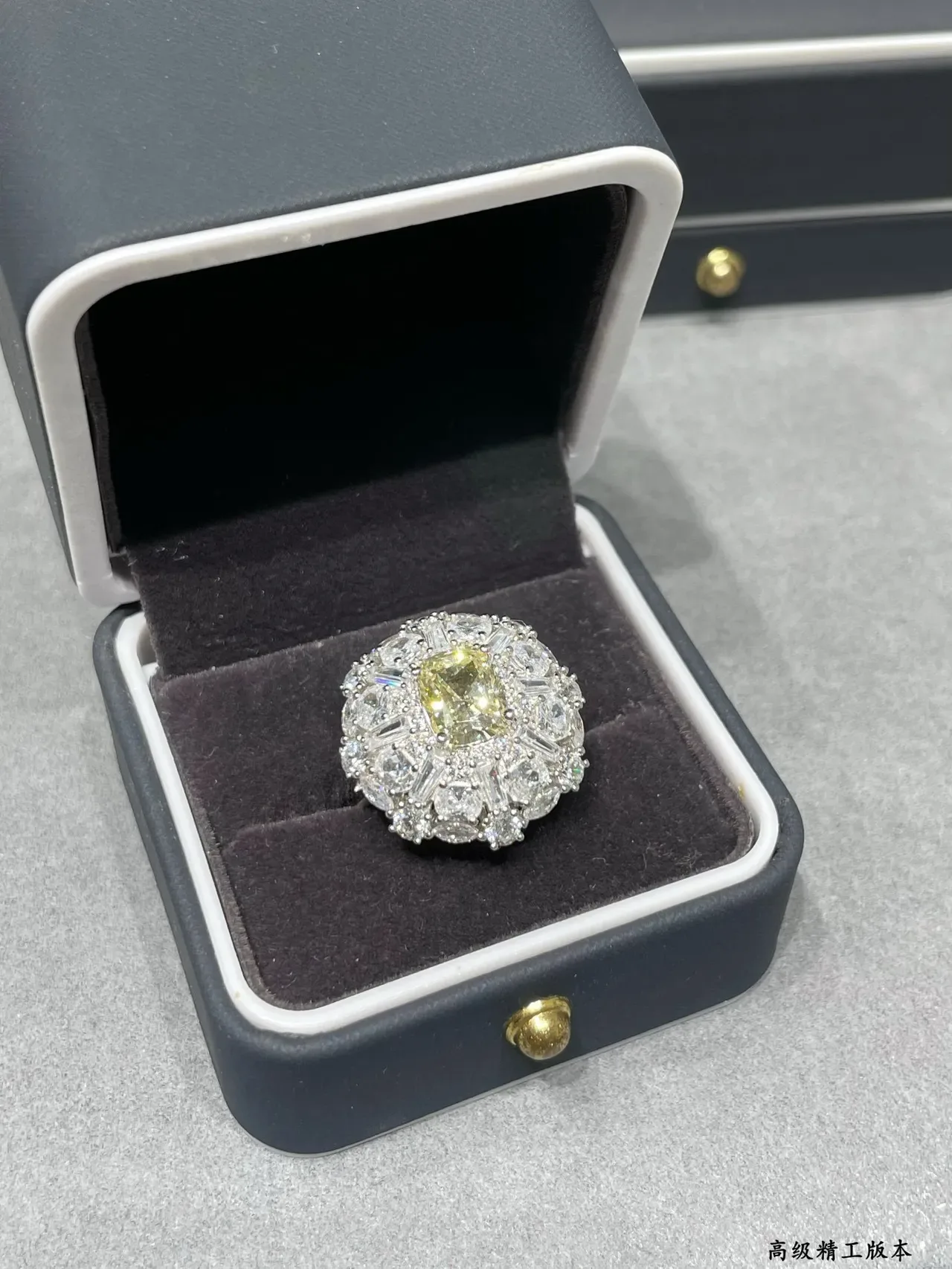 Bague de centre en coupe Cushion-Cut jaune blanc avec halo et cluster 5
