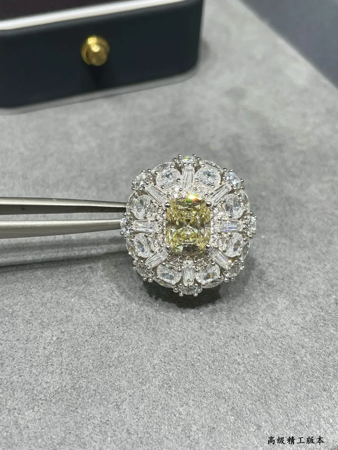 Bague de centre en coupe Cushion-Cut jaune blanc avec halo et cluster 6