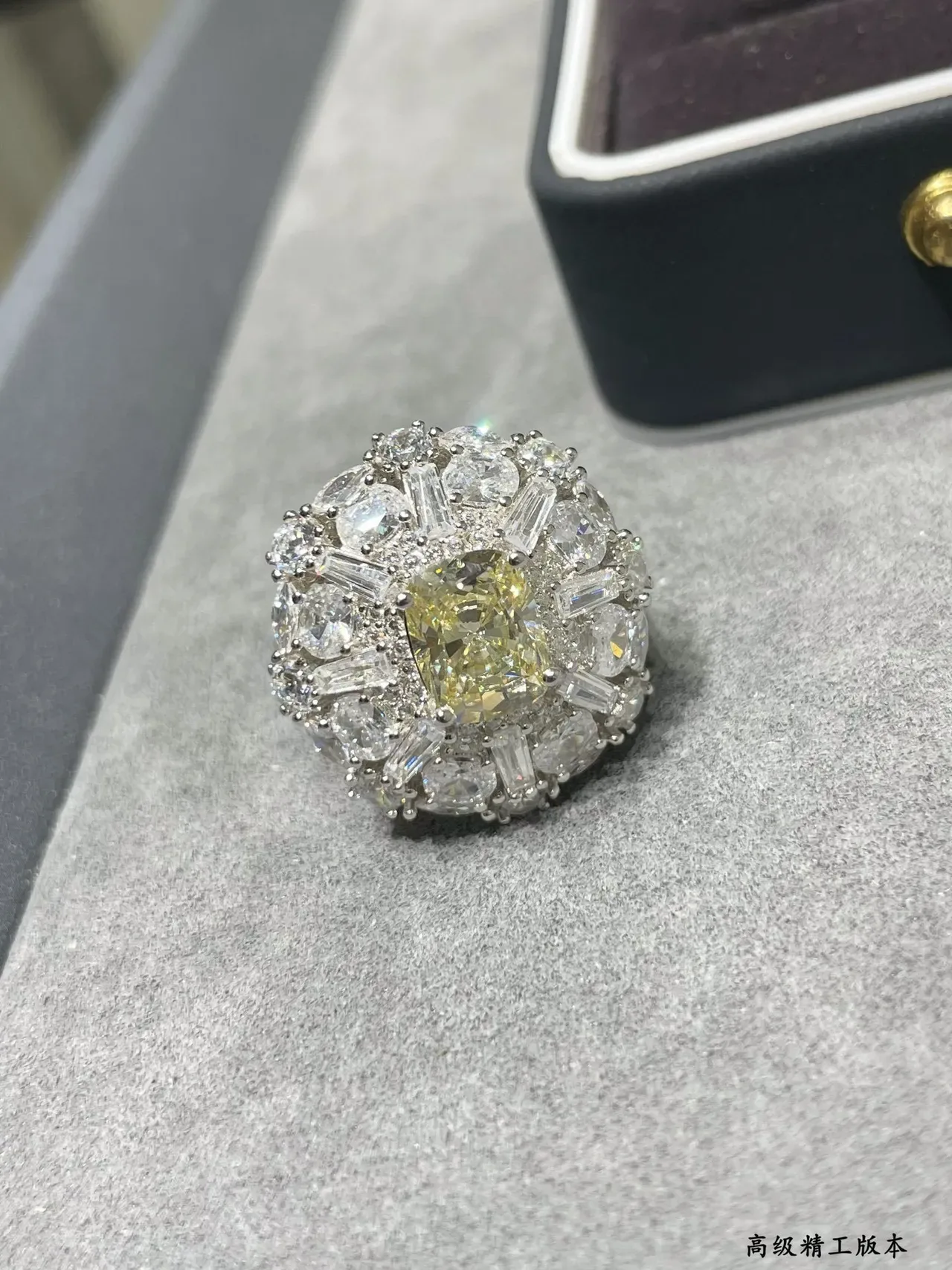Bague de centre en coupe Cushion-Cut jaune blanc avec halo et cluster 7
