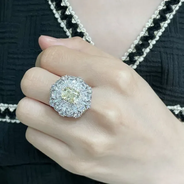 Bague de centre en coupe Cushion-Cut jaune blanc avec halo et cluster 9