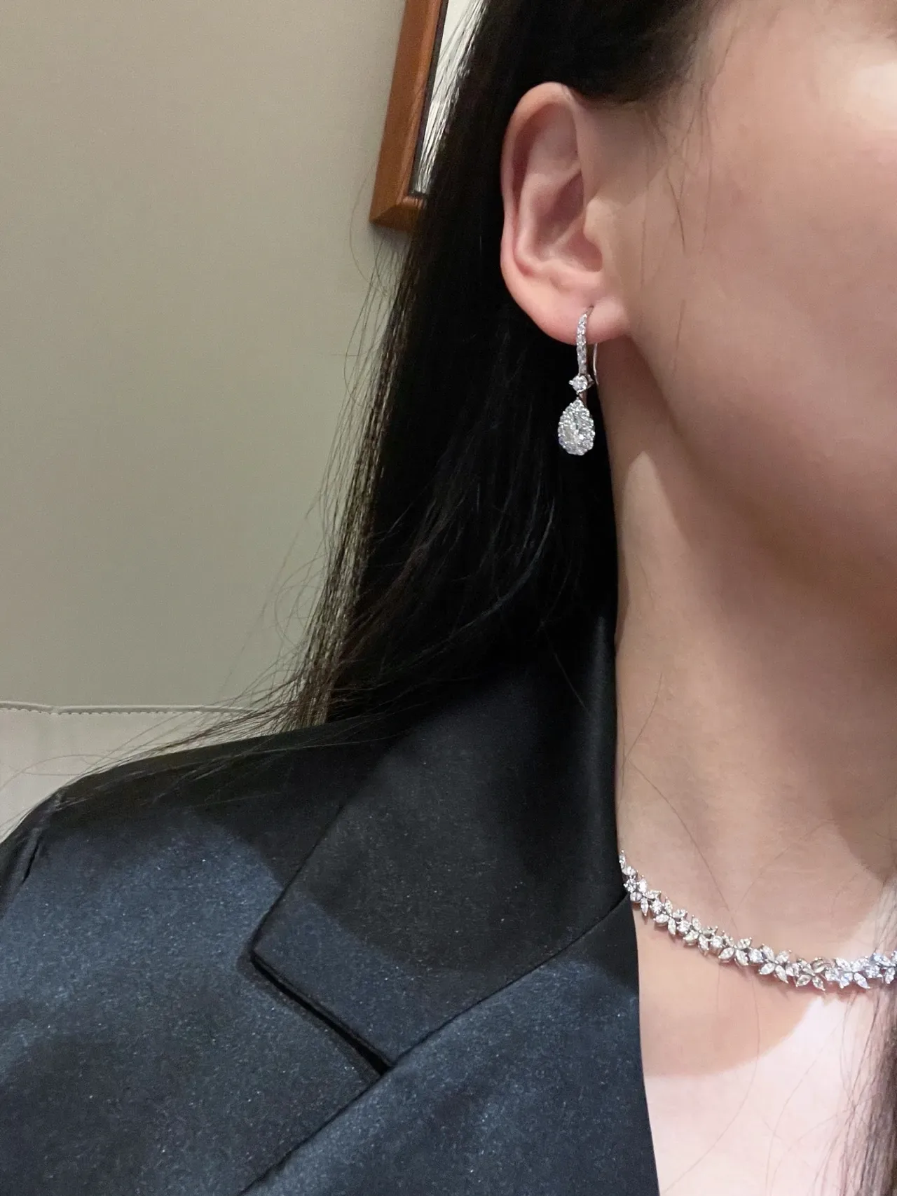Pendientes colgantes de lágrima con engaste halo pavé amarillo y blanco 2