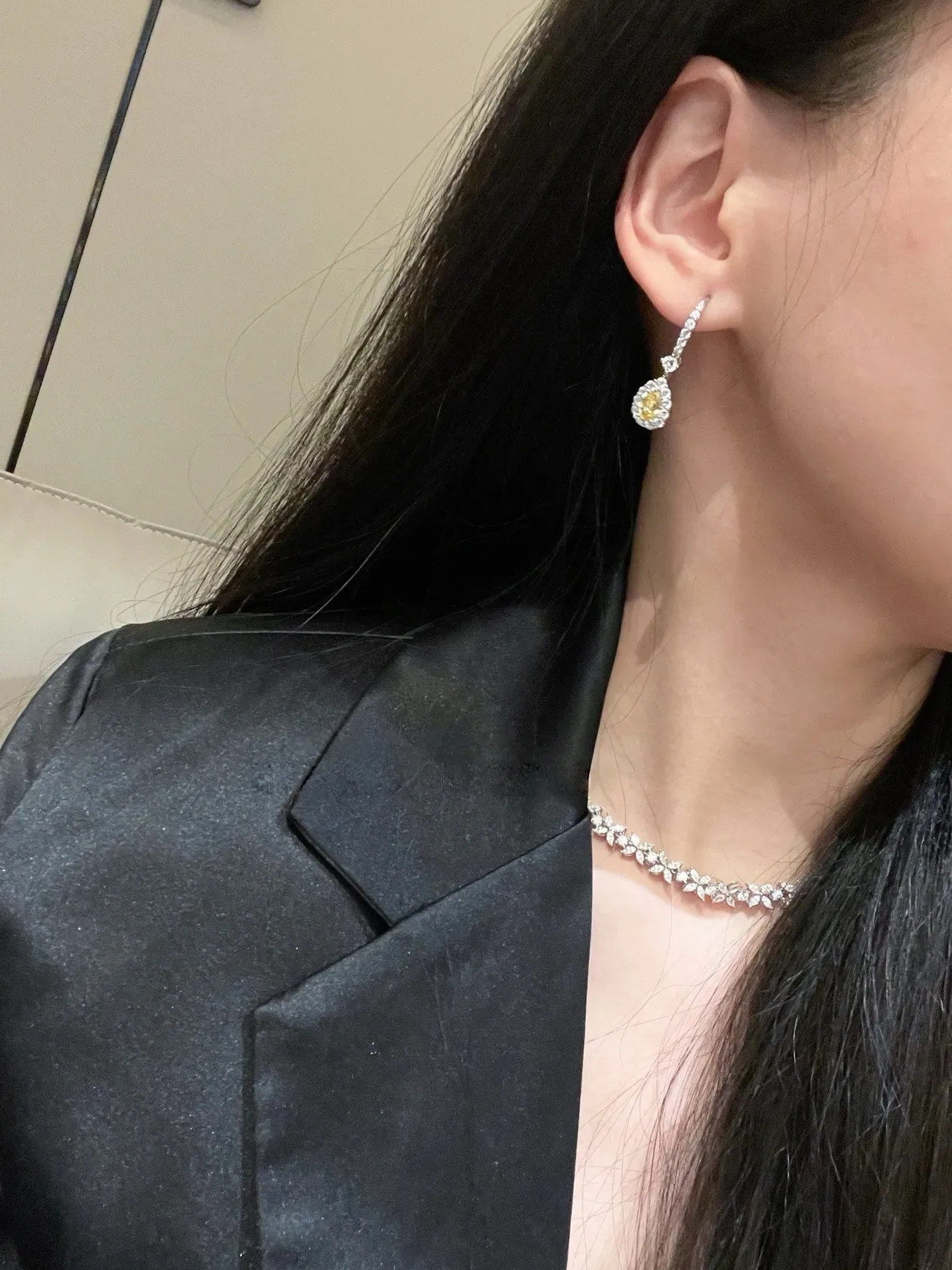 Pendientes colgantes de lágrima con engaste halo pavé amarillo y blanco 3