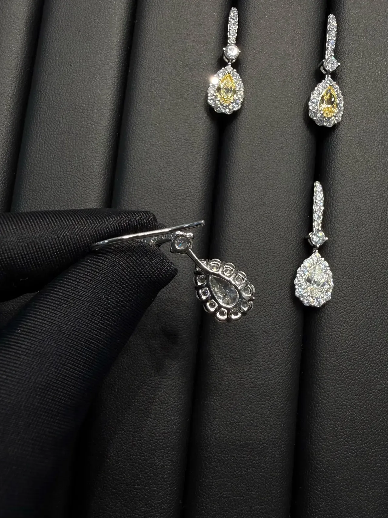 Pendientes colgantes de lágrima con engaste halo pavé amarillo y blanco 4