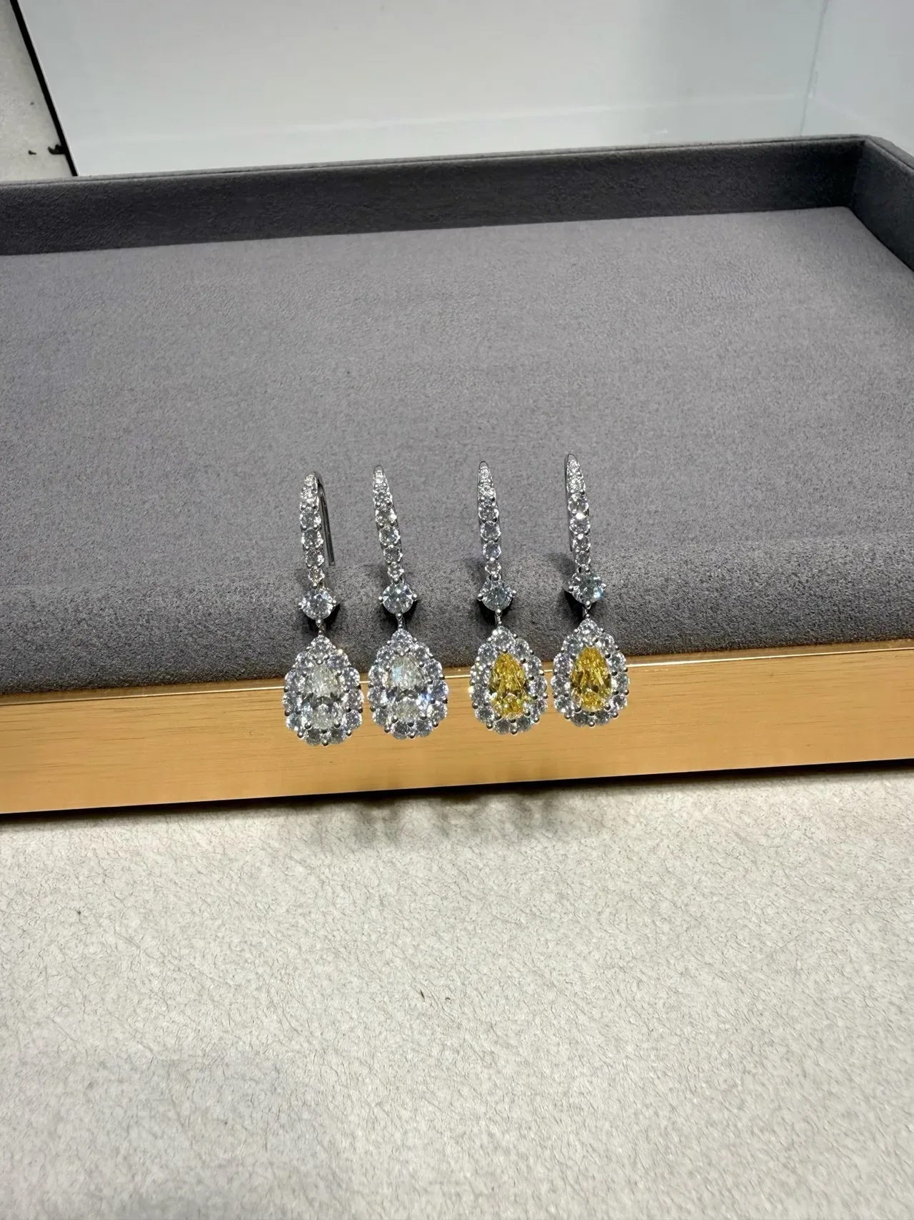 Pendientes colgantes de lágrima con engaste halo pavé amarillo y blanco 5