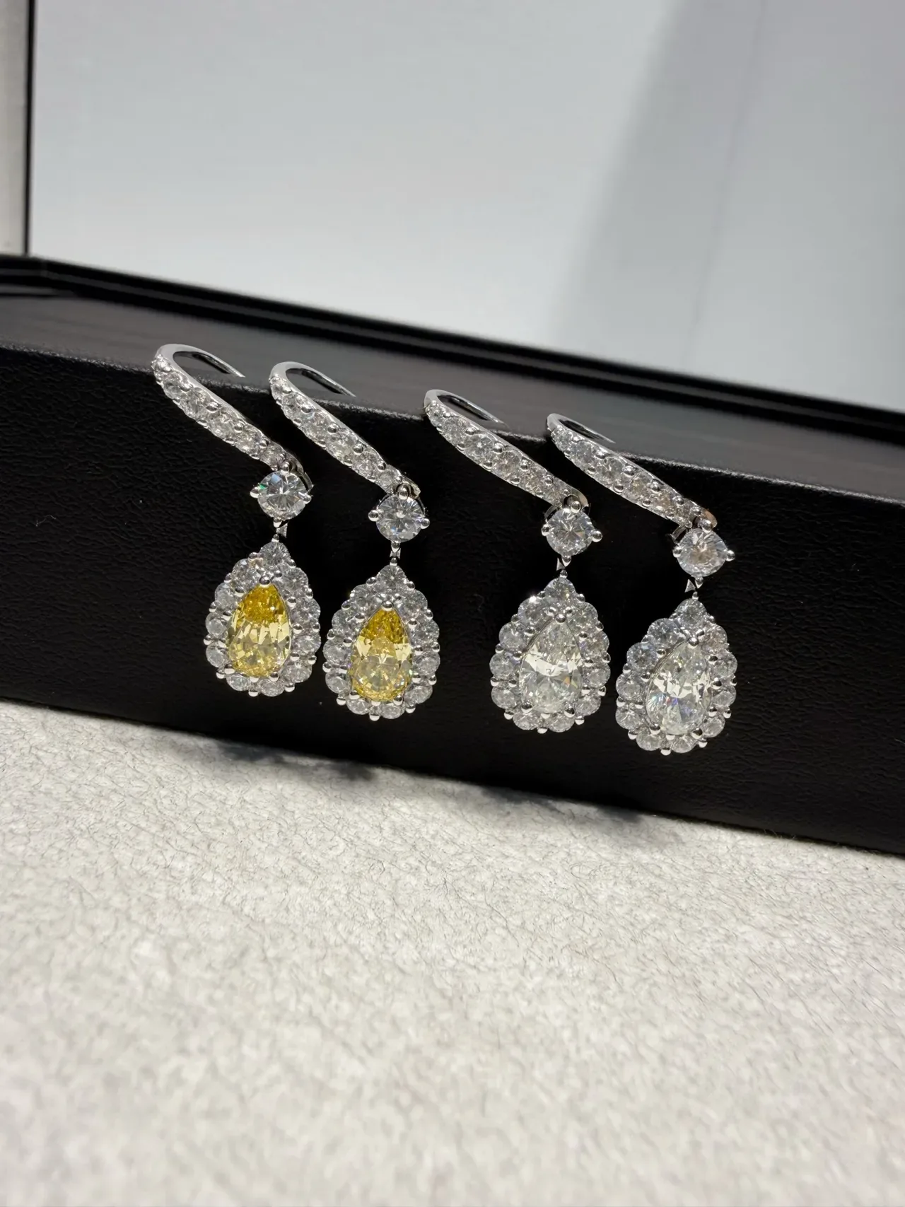 Pendientes colgantes de lágrima con engaste halo pavé amarillo y blanco 6