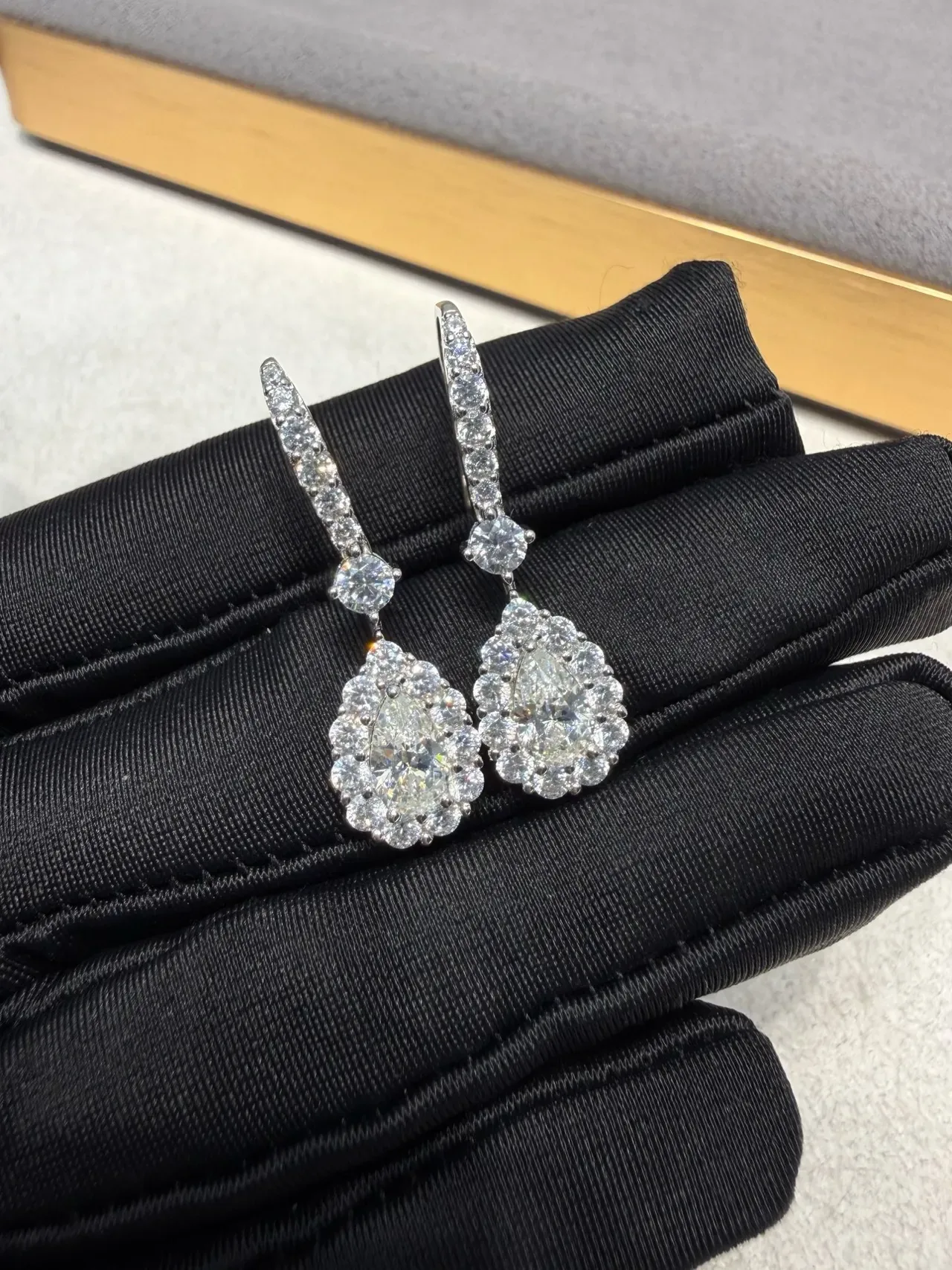 Pendientes colgantes de lágrima con engaste halo pavé amarillo y blanco 7