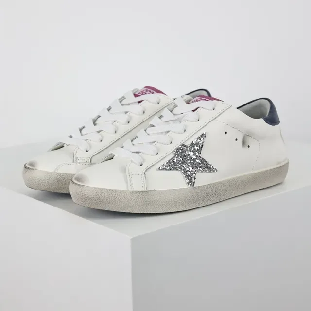 Golden Goose Super-Star أحذية أسلوب حياة جلد أبيض متضرر بنجم لامع 2