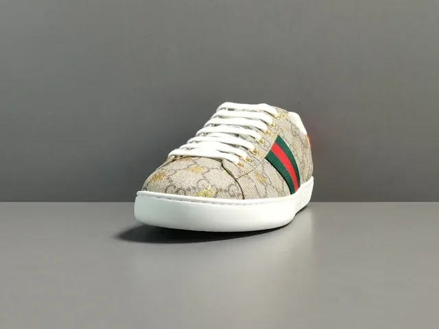 Gucci Ace GG Supreme Beige Green Red Web حذاء سنيكرز لايف ستايل 3