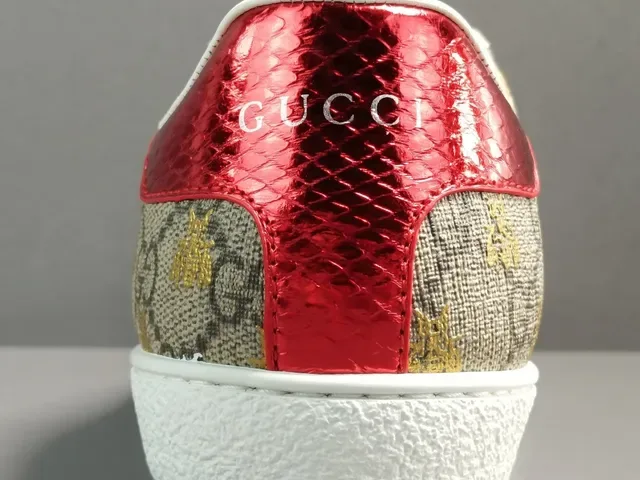 Gucci Ace GG Supreme Beige Green Red Web حذاء سنيكرز لايف ستايل 11