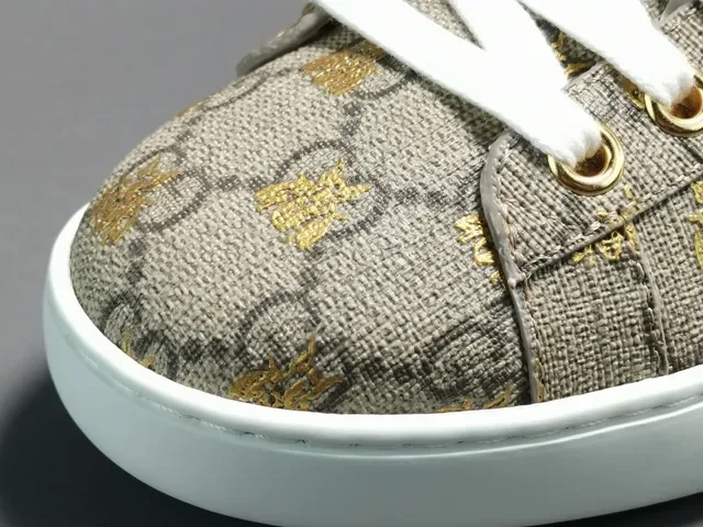 Gucci Ace GG Supreme Beige Green Red Web حذاء سنيكرز لايف ستايل 13