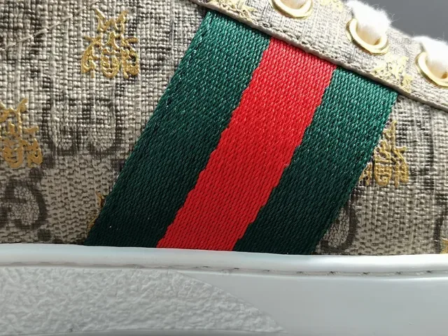 Gucci Ace GG Supreme Beige Green Red Web حذاء سنيكرز لايف ستايل 14