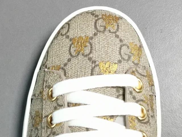 Gucci Ace GG Supreme Beige Green Red Web حذاء سنيكرز لايف ستايل 15