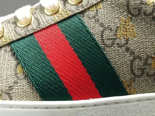 Gucci Ace GG Supreme Beige Green Red Web حذاء سنيكرز لايف ستايل 16