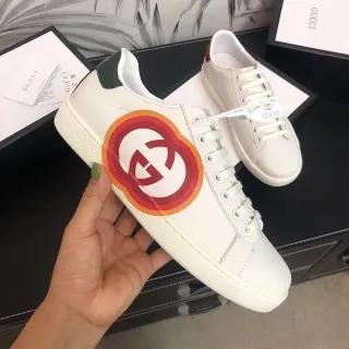 Gucci Ace Cuero blanco y rojo superior logotipo circular proeminente sneakers lifestyle