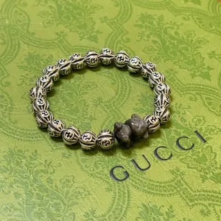 Gucci سوار خرزي بموتيف GG وتعويذ حيواني