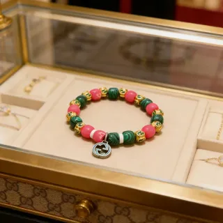 Gucci Pulsera Perlada de Malacita y Piedras Rosadas Interlocking G Charm