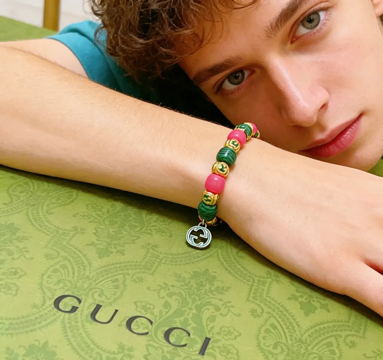 Bracelete Gucci Perlada de Malachita e Pedras Rosadas Interlocking G Charm 3