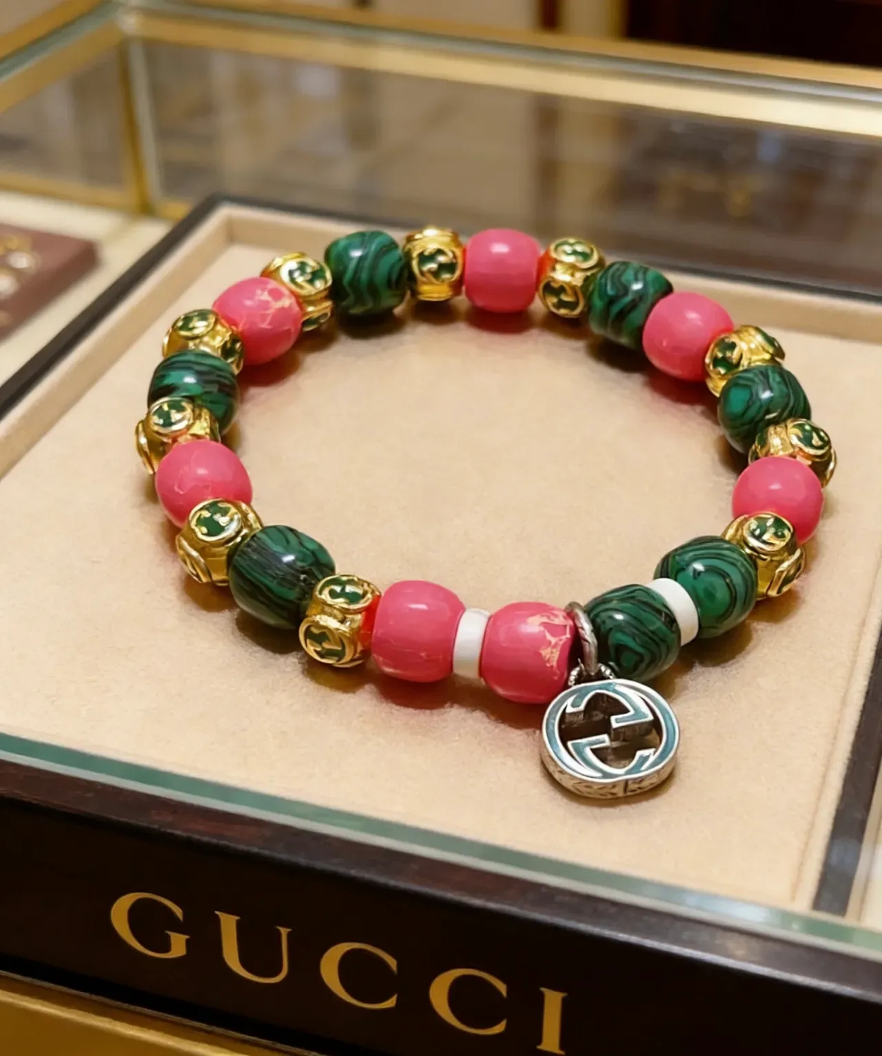 Bracelete Gucci Perlada de Malachita e Pedras Rosadas Interlocking G Charm 4